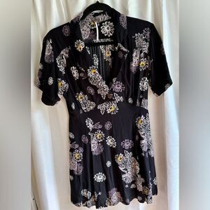 Free‎ People mini dress black & floral print, size small Style: Blue Hawaii